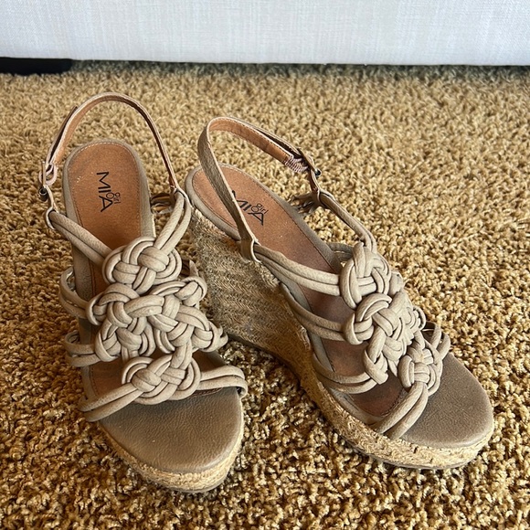 MIA WEDGES - SIZE 8.5 - Picture 1 of 5